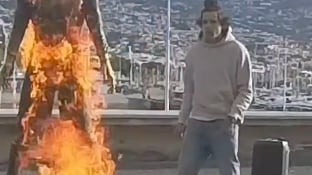 Influencer incendió la estatua de Cristiano Ronaldo para un video - Fuente: Video de X