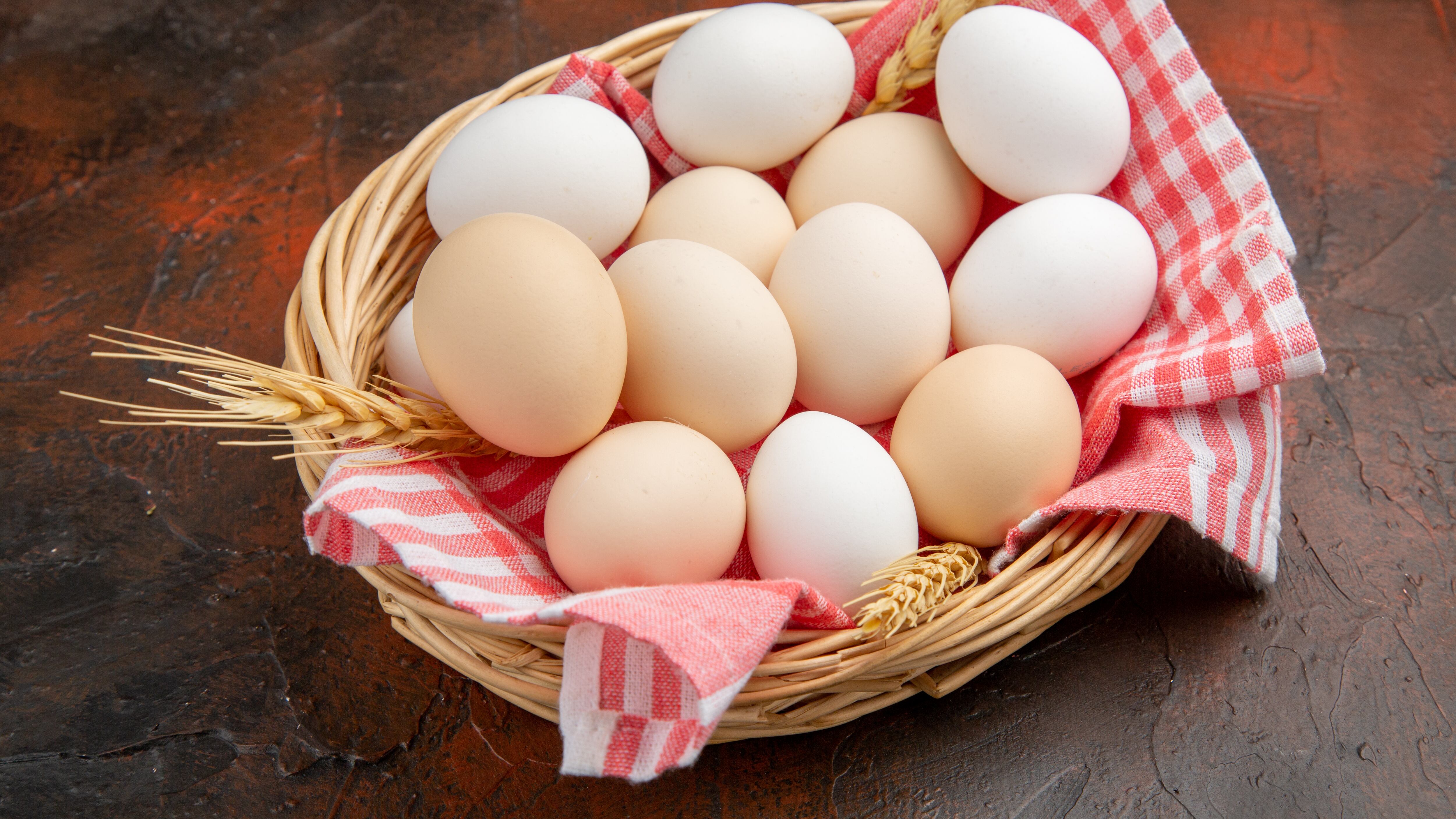 El huevo es una fuente de nutrición ampliamente valorada en todo el mundo, ofreciendo una gama de ventajas que a menudo pasan desapercibidos. Es importante saber cuáles son sus beneficios para la salud. Foto: Freepik.