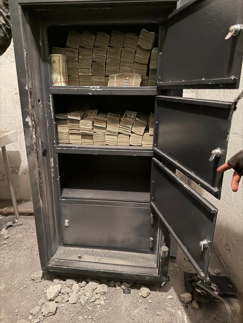 Policía revela detalles de al menos un millón de dólares hallado en un subsuelo de edificio del norte de Quito. Foto: Unidad Antidrogas de la Policía Nacional