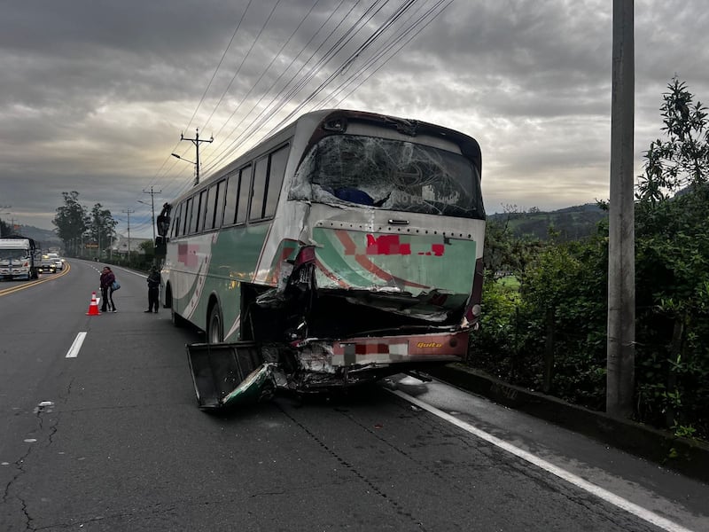 Choque múltiple deja un fallecido y varios heridos en el sector del Obelisco de Alóag, en Mejía