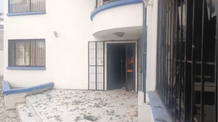 Ataque violento al Comando de Policía de Otavalo deja dos policías heridos y graves daños materiales