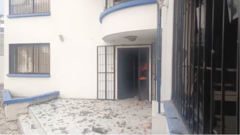 Ataque violento al Comando de Policía de Otavalo deja dos policías heridos y graves daños materiales