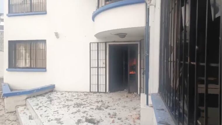 Ataque violento al Comando de Policía de Otavalo deja dos policías heridos y graves daños materiales
