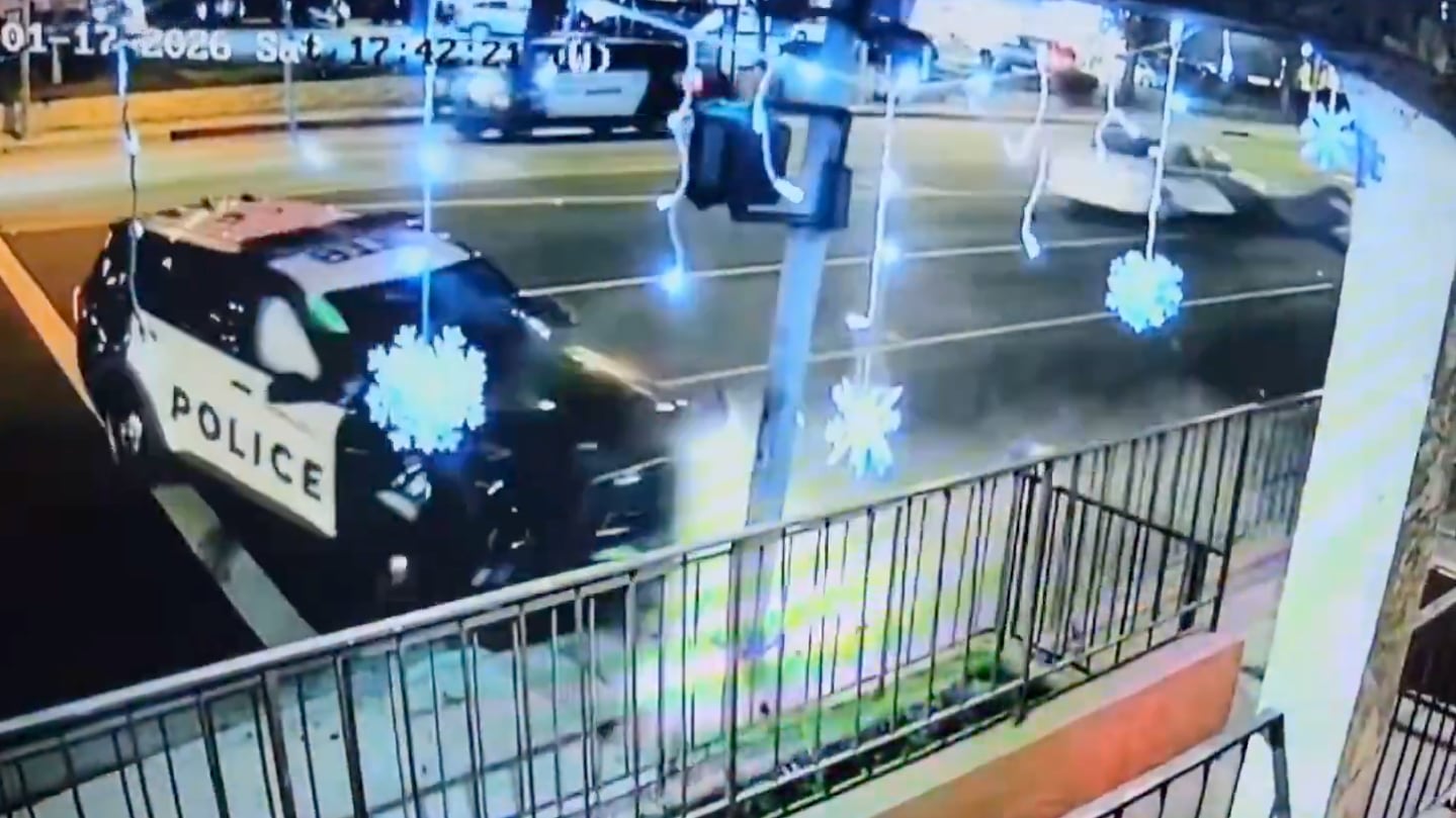 Vehículo de la policía atropella a un peatón y se estrella a alta velocidad