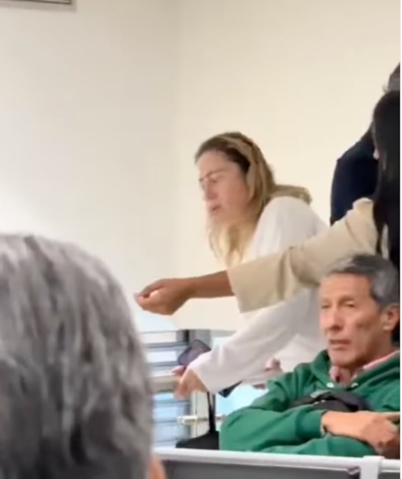 La mujer pedía que la dejaran pasar primero debido a una reciente liposucción.