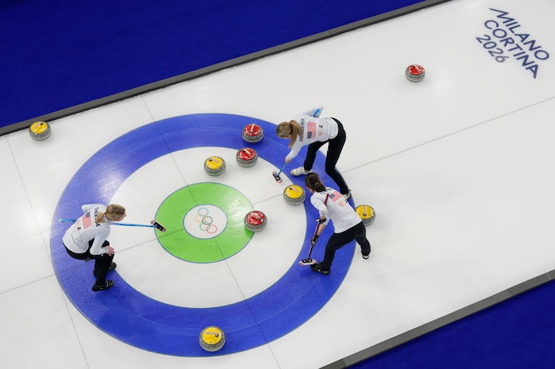 El curling parece extraño a primera vista, pero en realidad es uno de los deportes más técnicos
