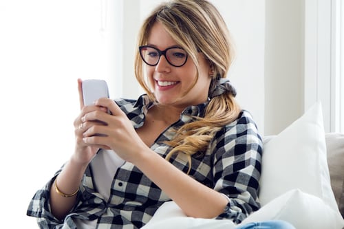 Mamá sabe qué celular quiere y Movistar tiene mejores precios hoy