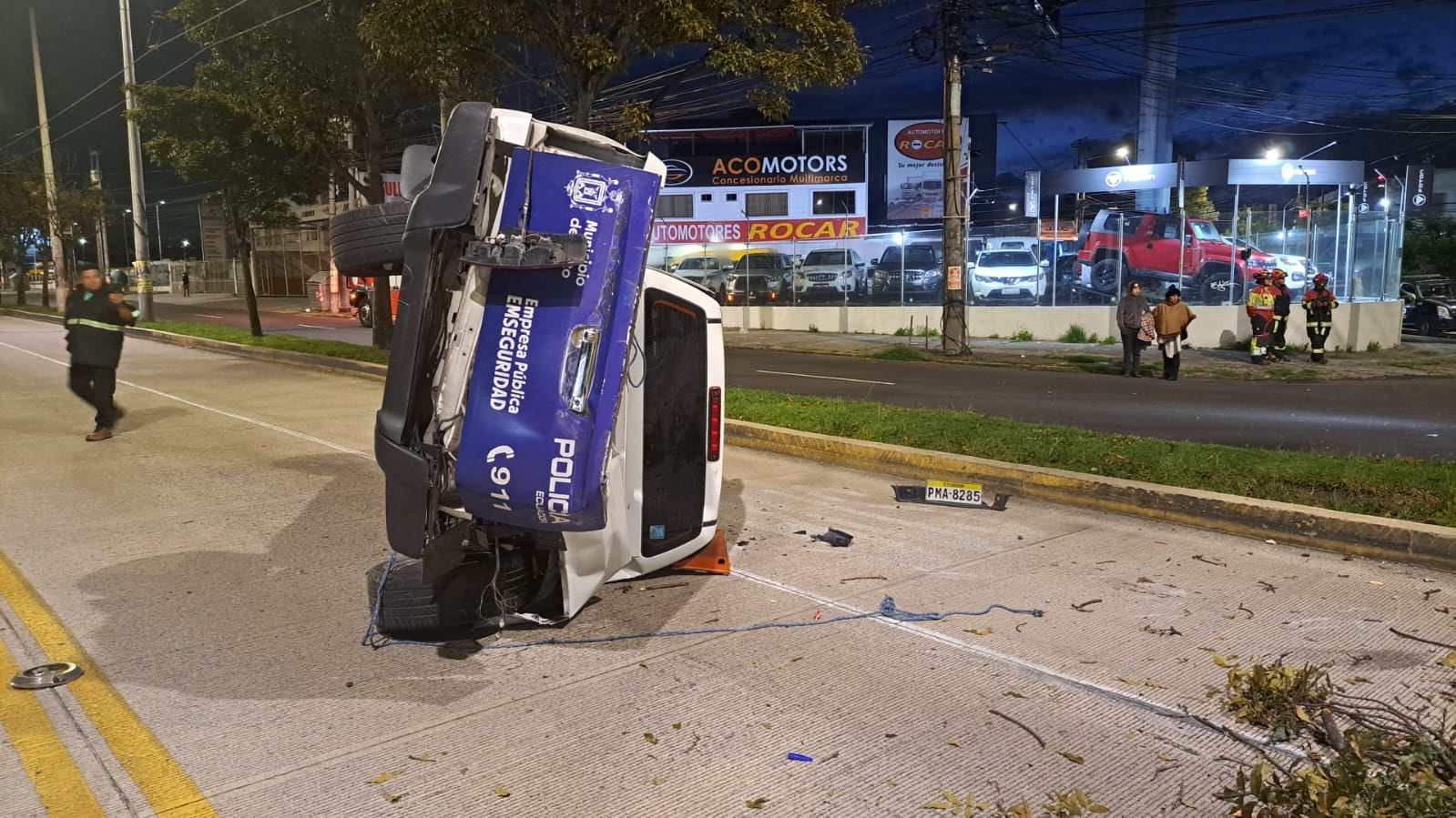 Camioneta policial se volcó contra un poste en el norte de Quito: el accidente dejó cuatro heridos