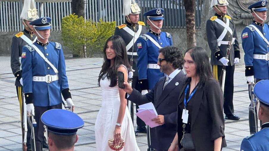 ¿Por qué el traje oscuro prima en hombres en la posesión presidencial de Daniel Noboa?