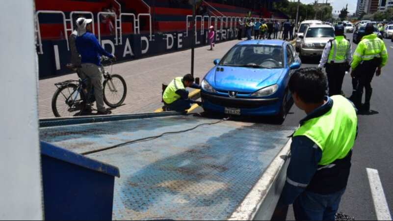 Los agentes civiles de tránsito ejecutan el procedimiento respectivo y retendrán el vehículo.