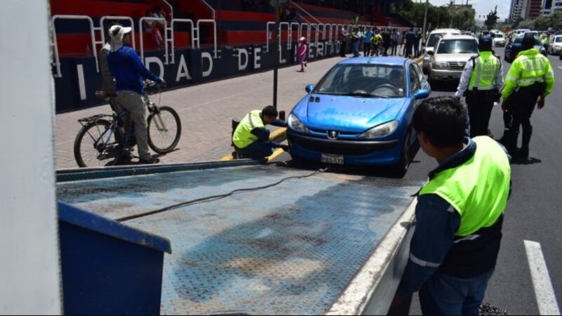 Los agentes civiles de tránsito ejecutan el procedimiento respectivo y retendrán el vehículo.