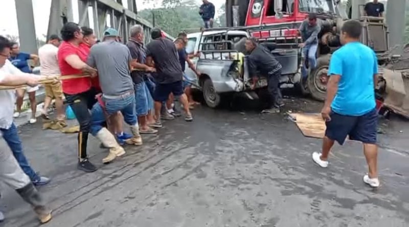 Fotografía del accidente vehicular registrado en el Puente del Río Blanco