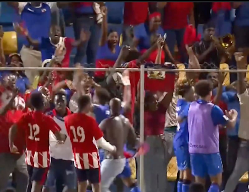 La selección de Haití celebra en la cancha su regreso al Mundial tras 52 años.