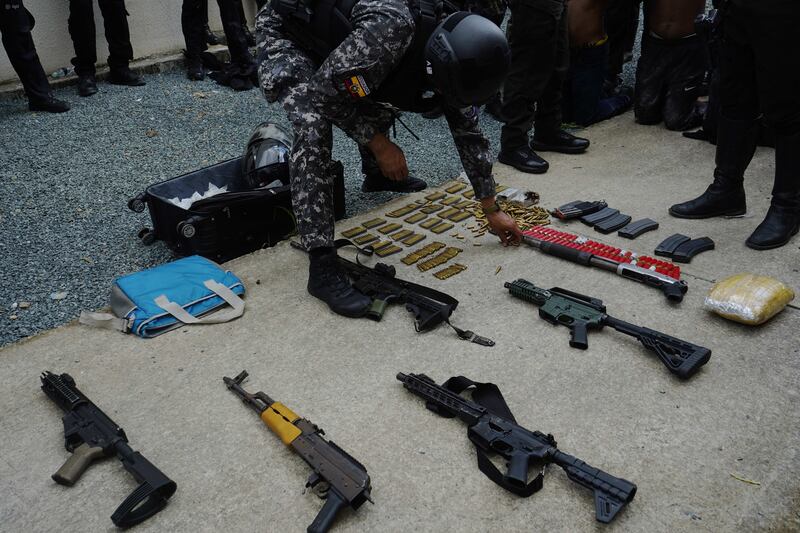 Guayaquil, viernes 07 de marzo del 2025
La Policía en conjunto con las fuerzas Armadas allanaron varias viviendas del plan habitacional Sueño Guayaquileño, que según denuncias esta "tomado" por el GDO de los Tiguerones. en la gráfica la Policía encuentra un maleta con armas largas y 5 detenidos.
Fotos: César Muñoz/API