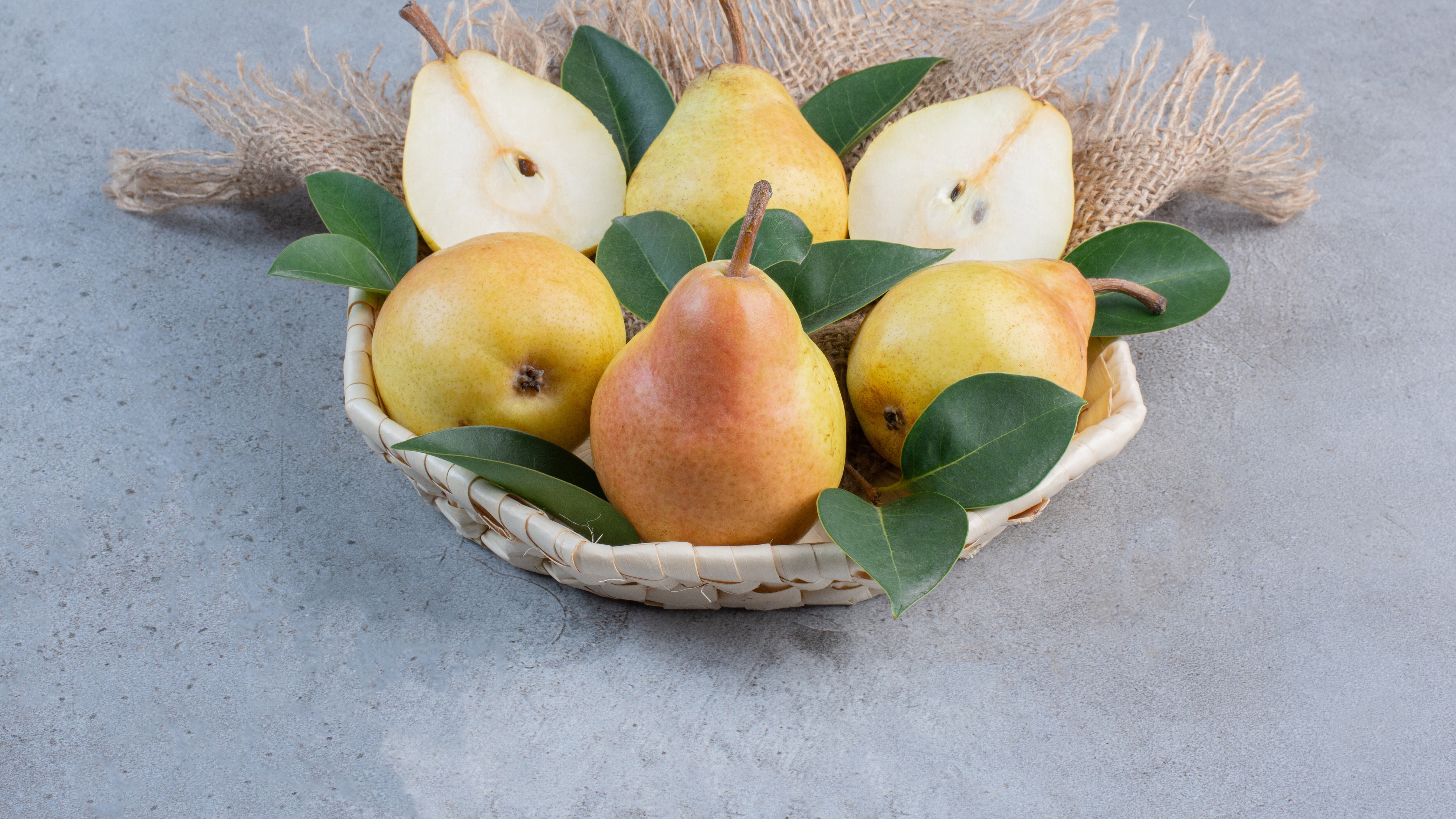 Las peras ayudan a combatir el estreñimiento, a regular el azúcar en la sangre y a favorecer la pérdida de peso, entre otros beneficios para la salud. Foto: Freepik.