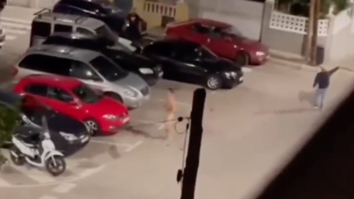 Video muestra el momento en que hombre huyó desnudo tras ser descubierto con su amante.