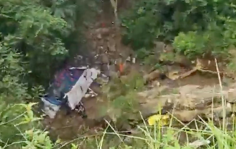 Equipos de rescate atienden a los heridos tras el desbarranco del bus escolar en la vía Segovia-Remedios.