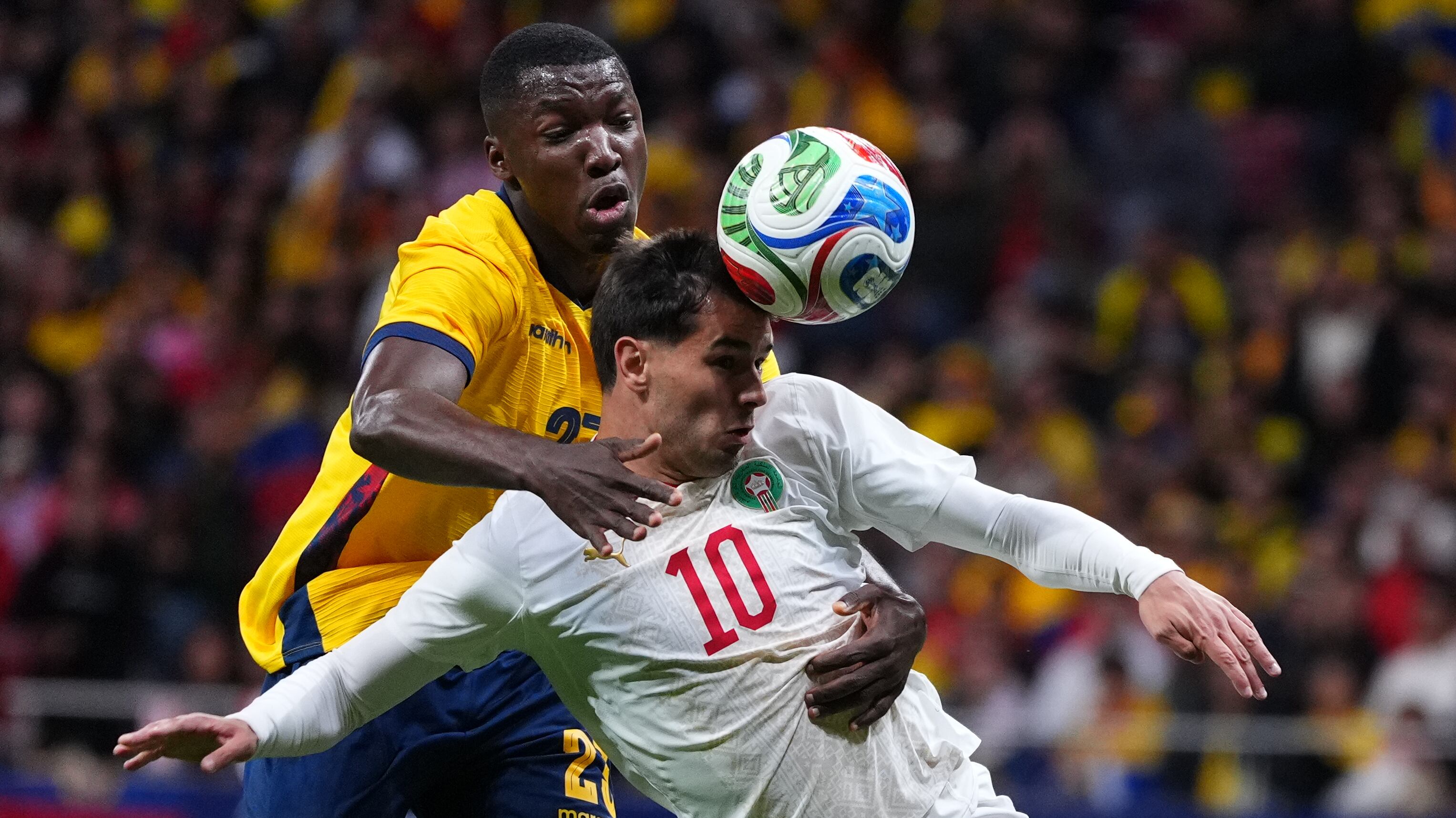 Moisés Caicedo conyra Brahim Díaz en el partido entre Ecuador y Marruecos