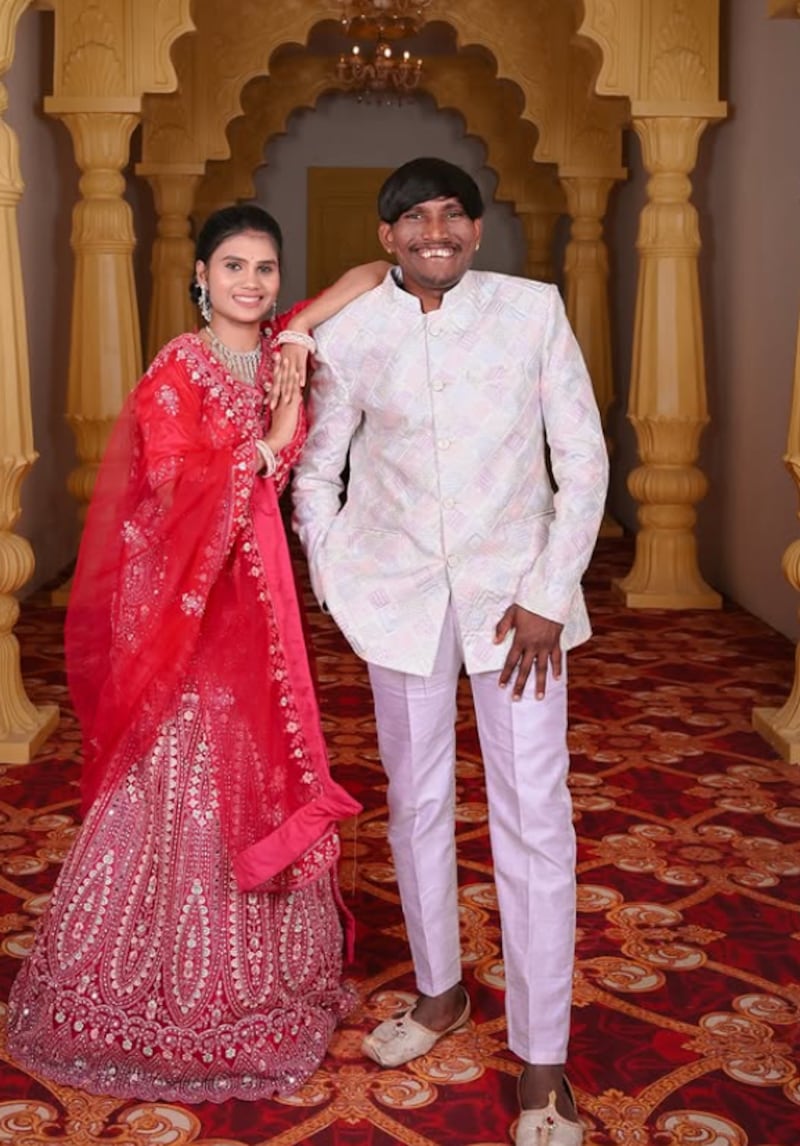 El hombre considerado más guapo de la India se casó con su mejor amiga de la infancia