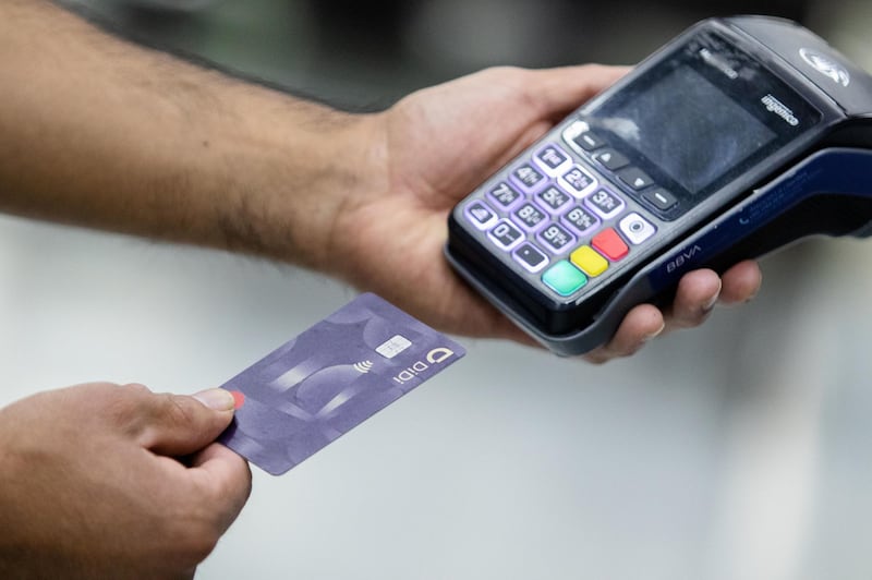 El freno del empleo formal, el rebote en inflación, las altas tasas de interés y el miedo a qué pasara con la economía recortaron el gasto en tarjetas de crédito.