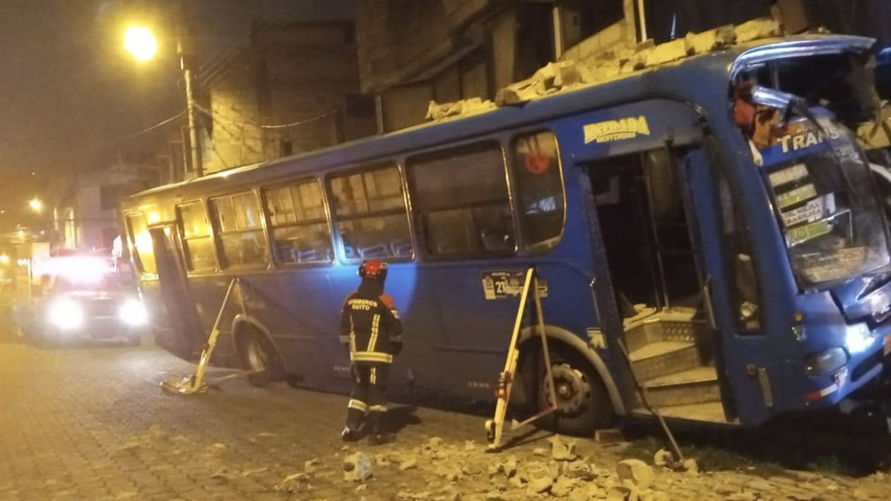 Accidente de bus en Quito deja una persona fallecida.