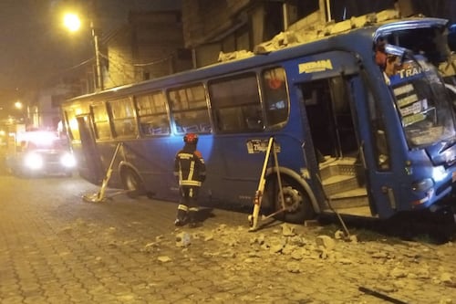 Un bus de pasajeros se impactó contra una casa al sur de Quito, se registra un fallecido