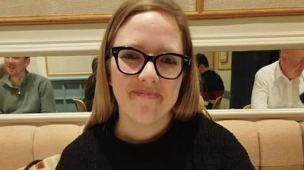 Pensó que era intolerancia a la lactosa, pero tenía cáncer: el caso que alerta sobre síntomas ignorados