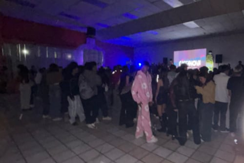 Clausuran fiesta clandestina en Conocoto: hallaron cerca de 200 menores y cientos de botellas de alcohol