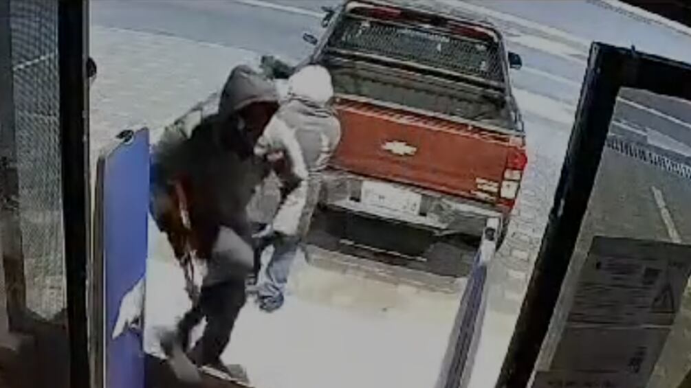 Delincuentes se llevaron equipos tecnológicos de local en el norte de Quito.