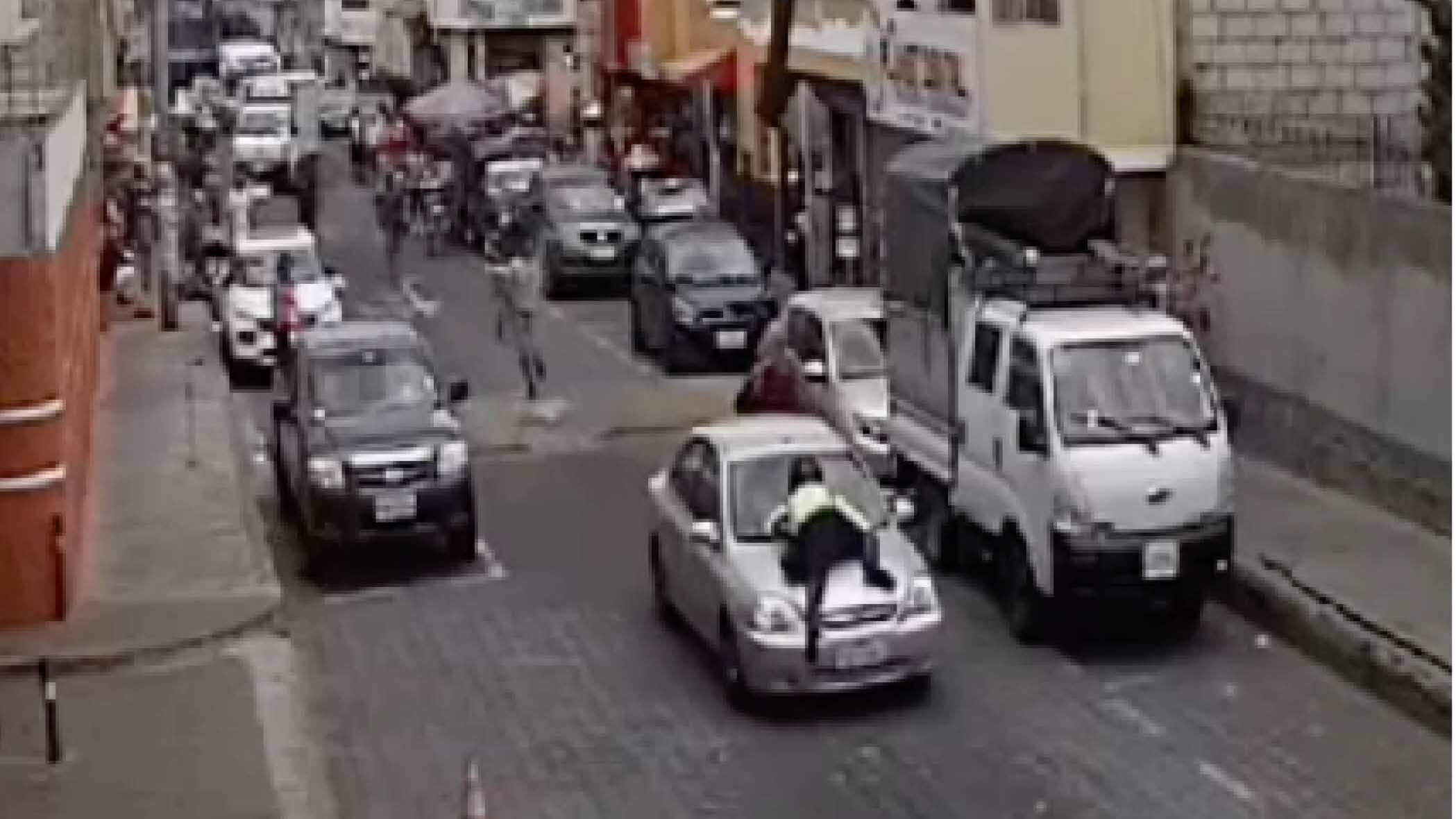 Ciudadano se llevó a agente de tránsito en el capó del vehículo por evadir control.