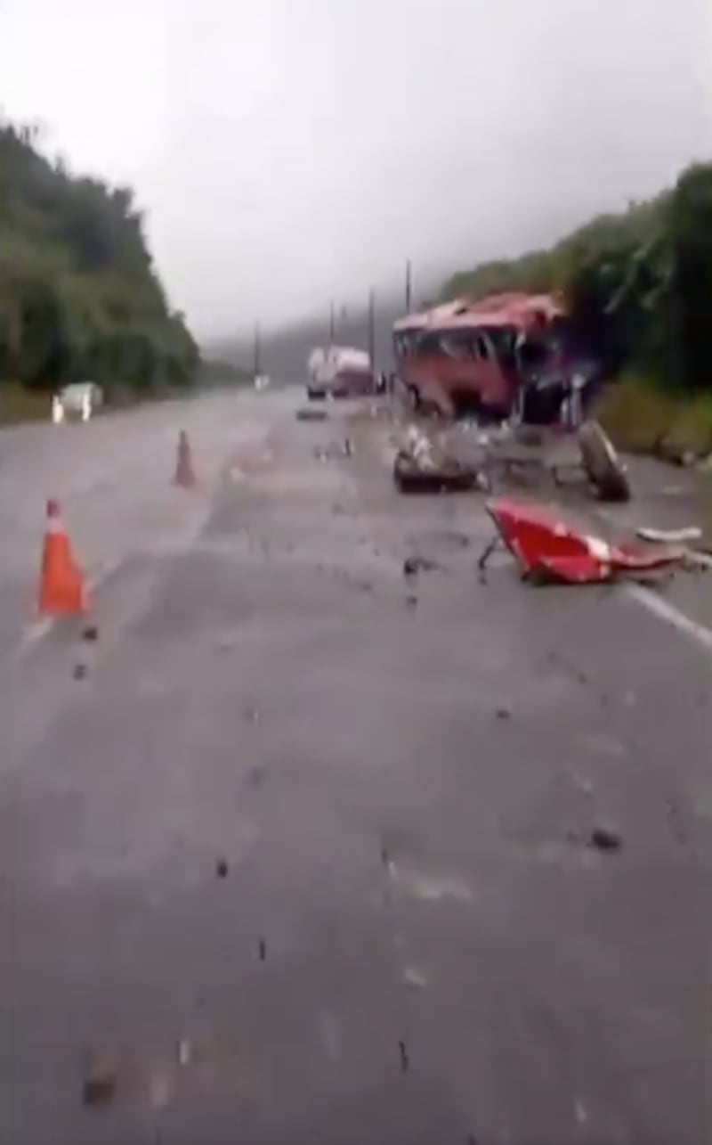Un bus interprovincial quedó con su eje delantero desprendido tras un violento choque con un tráiler en la vía Papallacta-Quito.