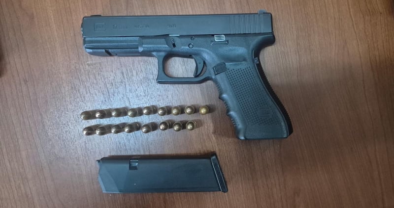 A cabo de la Policía le golpearon e hirieron la cabeza para robarle su arma en Alóag; la Policía Judical logró recuperarla. Foto: Policía Nacional