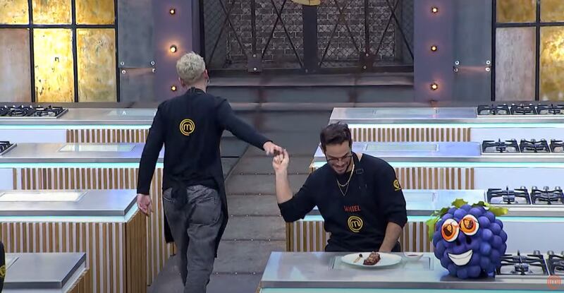 Anthonny Swagg y Daniel Beta chocando puños antes del conflicto. MasterChef Celebrity Ecuador.