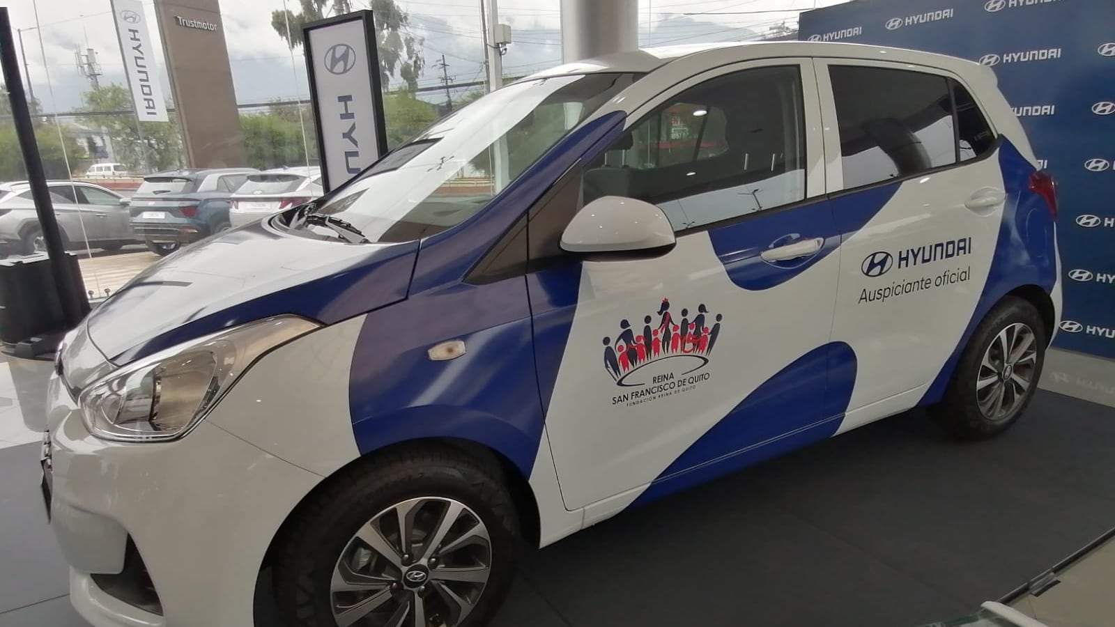 Hyundai entregó auto a Reina de San Francisco de Quito