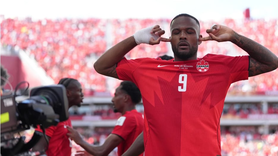 El jugador canadiense Cyle Larin (9) celebra el empate para los canadienses que perdían hasta el minuto 78.