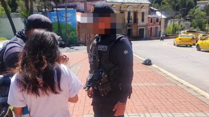 Joven reportada como desaparecida en el centro de Quito fue hallada deambulando desorientada en el sector de la Recoleta