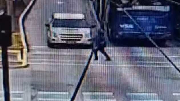 Camioneta invade carril exclusivo del Trole y atropella a peatón en el norte de Quito (VIDEO)