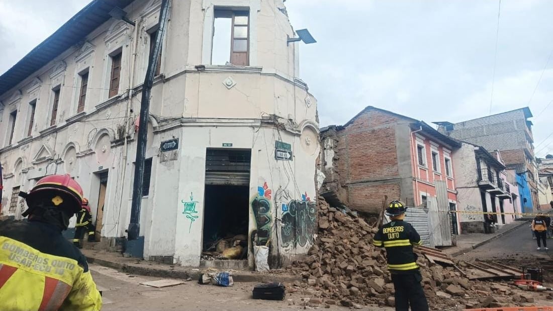Colapsó una vivienda en el centro de Quito: dos personas fueron rescatadas