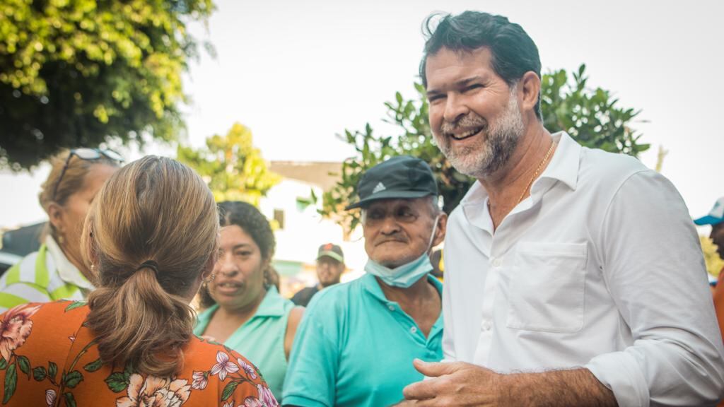 Francesco Tabacchi presidió acciones de solidaridad durante la crisis del covid-19, se donó leche a las familias de Guayas.