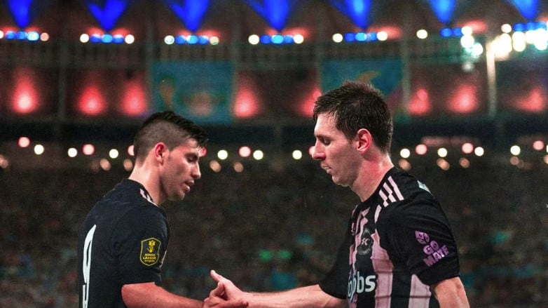 Sergio Agüero y Lionel Messi con el club Kunisports