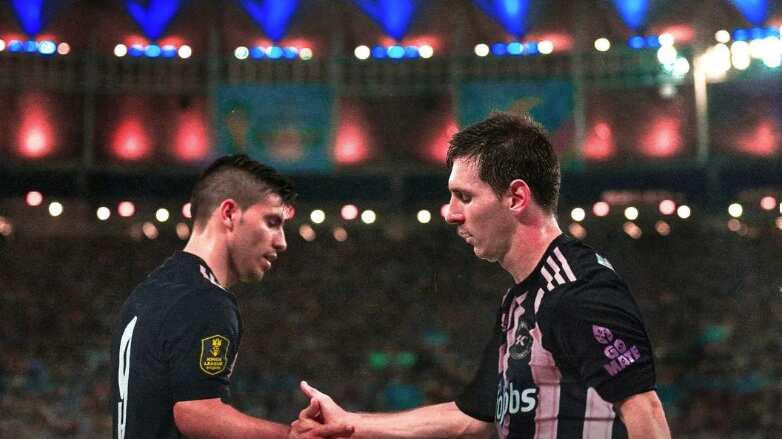 Sergio Agüero y Lionel Messi con el club Kunisports