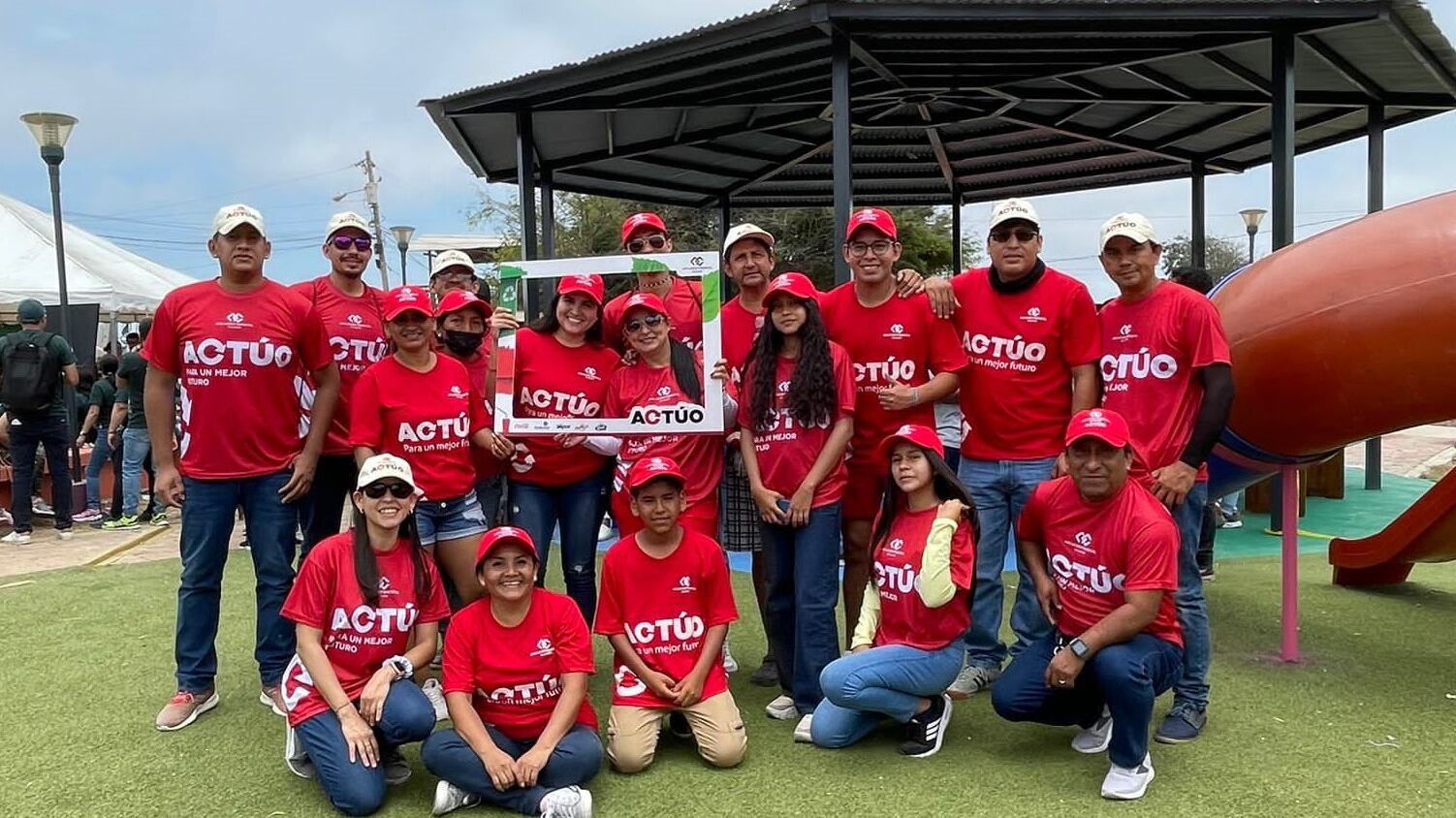 Voluntarios de Arca Continental y sus familiares, durante la minga de limpieza en Playa Data Posorja Guayaquil