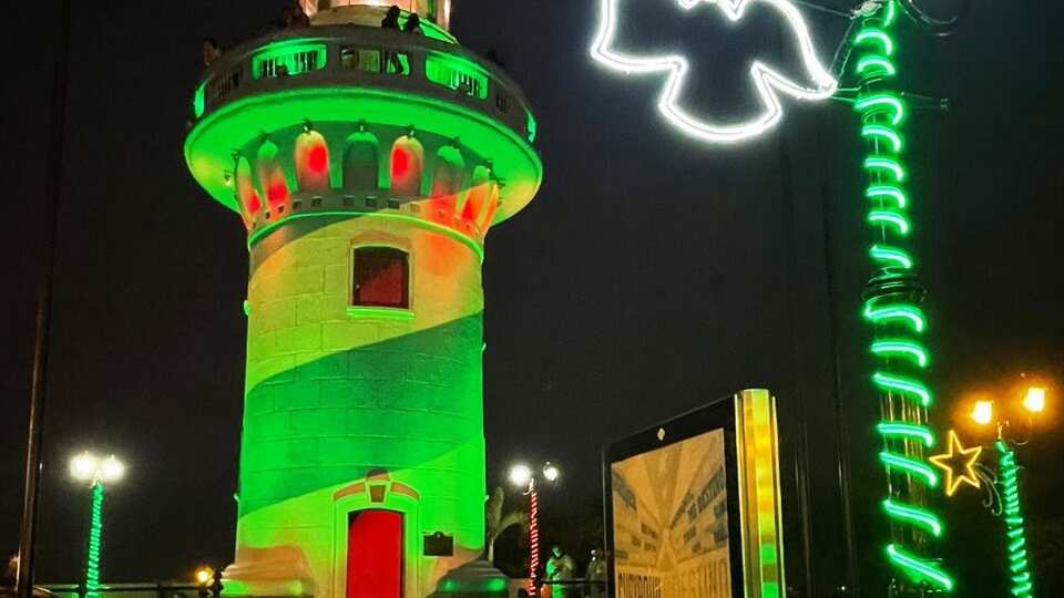 En la zona del faro se puede apreciar la iluminación con los colores característicos de la Navidad.