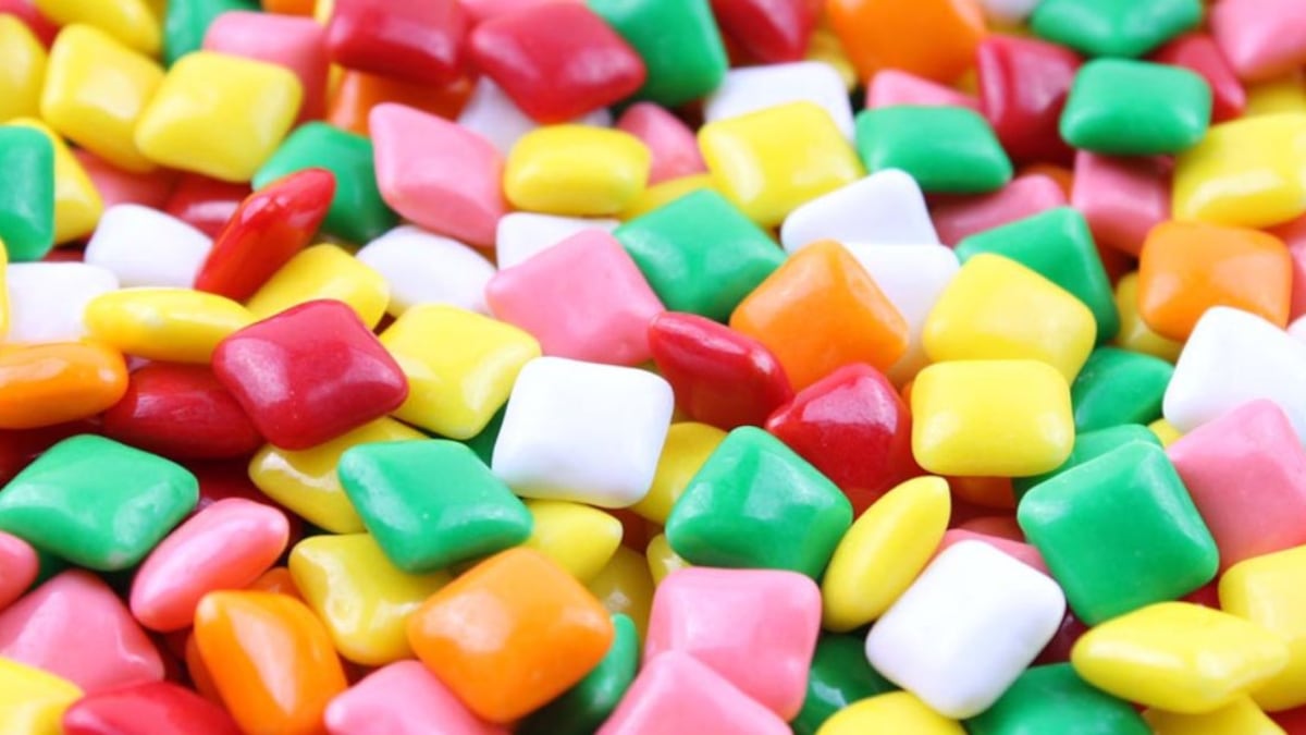 En la fabricación de chicle se elabora una base de goma para darle elasticidad.