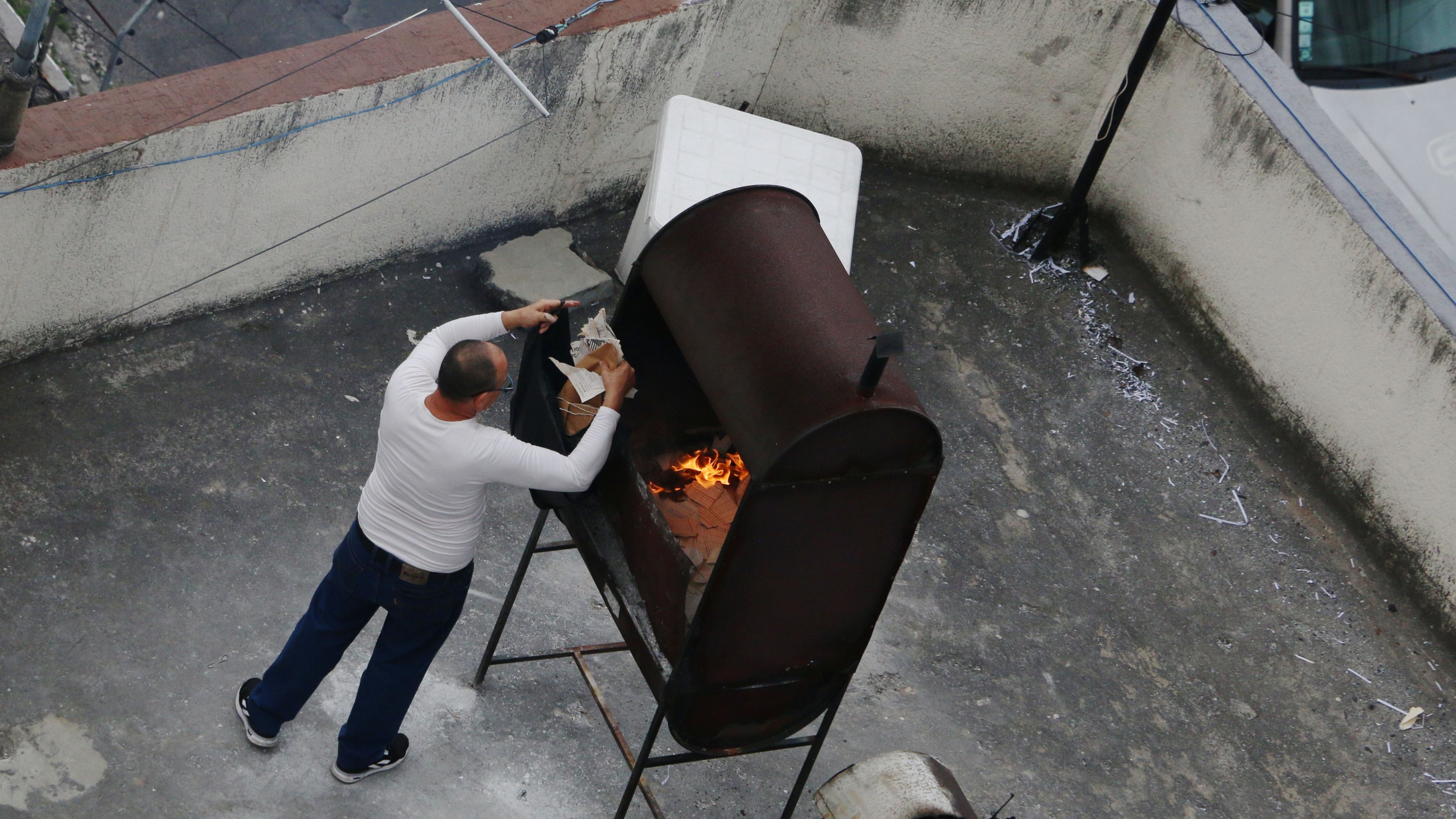 Video: una persona es captada quemando documentos en la terraza de la Embajada de Cuba en Quito