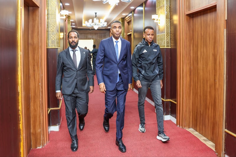 MOGADISCIO, 10/06/2026.-El árbitro somalí Omar Abdulkadir Artan (d), cuya entrada a Estados Unidos fue denegada la semana pasada cuando iba a participar en el Mundial de fútbol, es recibido este miércoles por el primer ministro somalí, Hamza Abdi Barre (c). Anteriormente, el colegiado, que debía convertirse en el primer somalí en arbitrar un partido en la historia de la Copa del Mundo, había sido recibido por decenas de personas -incluidos aficionados, periodistas y autoridades- a su llegada al Aeropuerto Internacional Aden Adde de la capital. EFE/ Cuenta Oficial de X del Primer Ministro de Somalia - SOLO USO EDITORIAL/SOLO DISPONIBLE PARA ILUSTRAR LA NOTICIA QUE ACOMPAÑA (CRÉDITO OBLIGATORIO) -