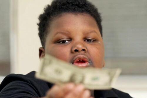 Niño de 9 años dio su único dólar a hombre que confundió con persona sin hogar y era un millonario: esto pasó