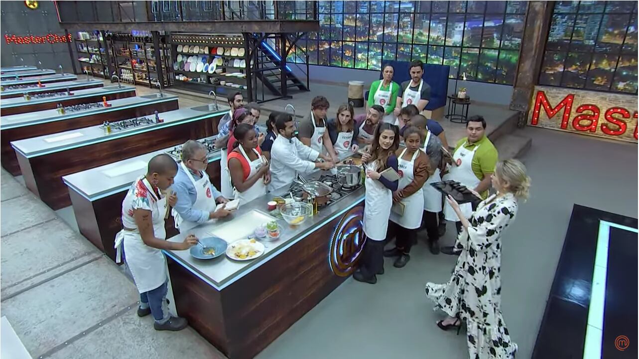 Se le caen las empanadas a Eika Vélez