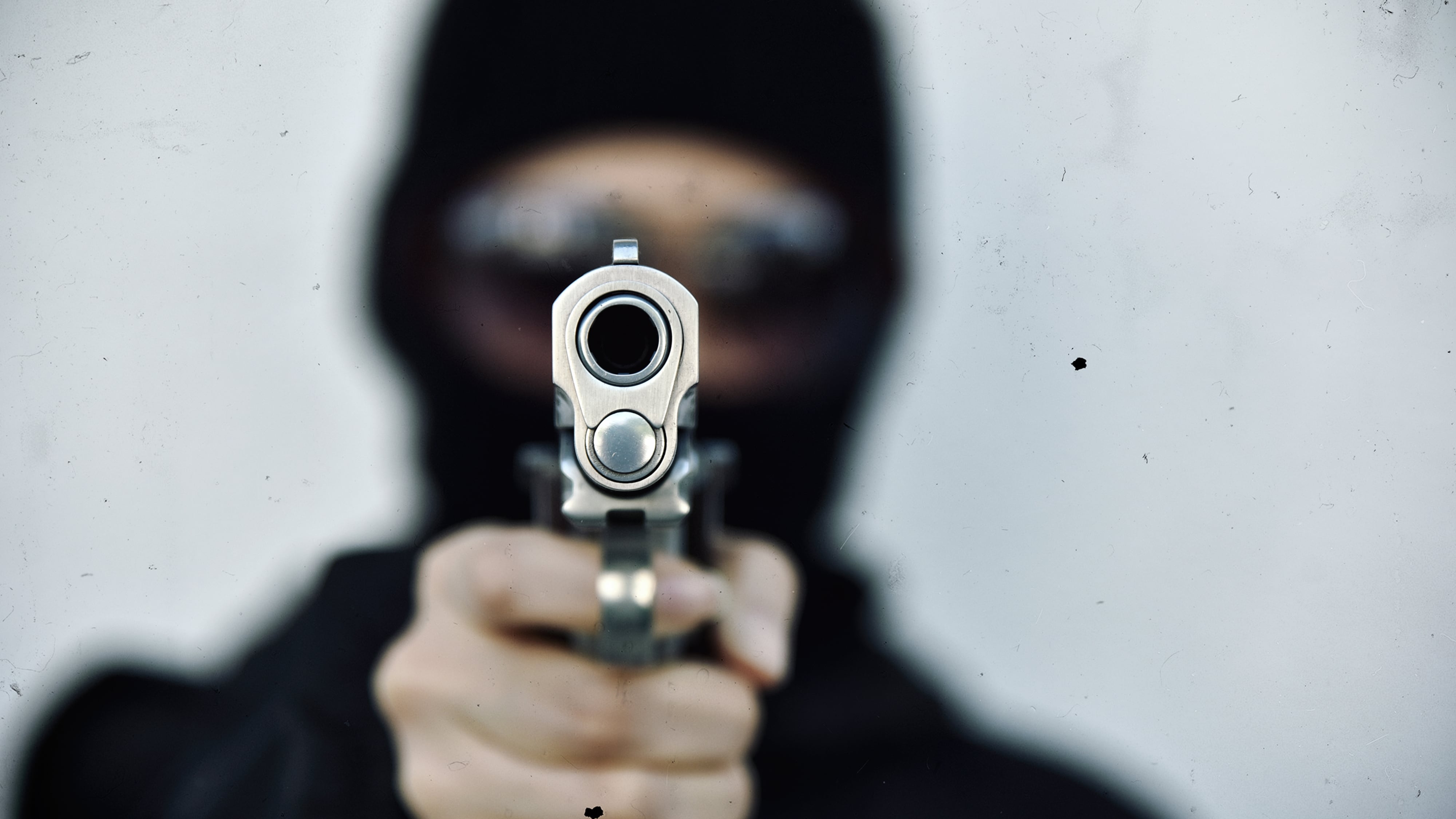 Delincuentes le dispararon a un hombre en el rostro durante intento de robo en el sur de Quito