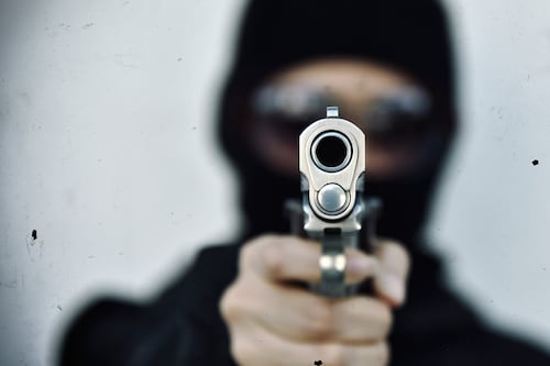 Delincuentes le dispararon a un hombre en el rostro durante intento de robo en el sur de Quito